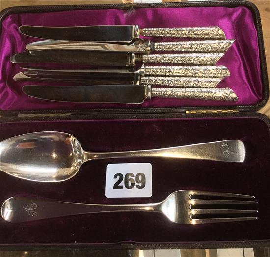 Silver dessert spoon & fork in case & set of silver handled butter knives